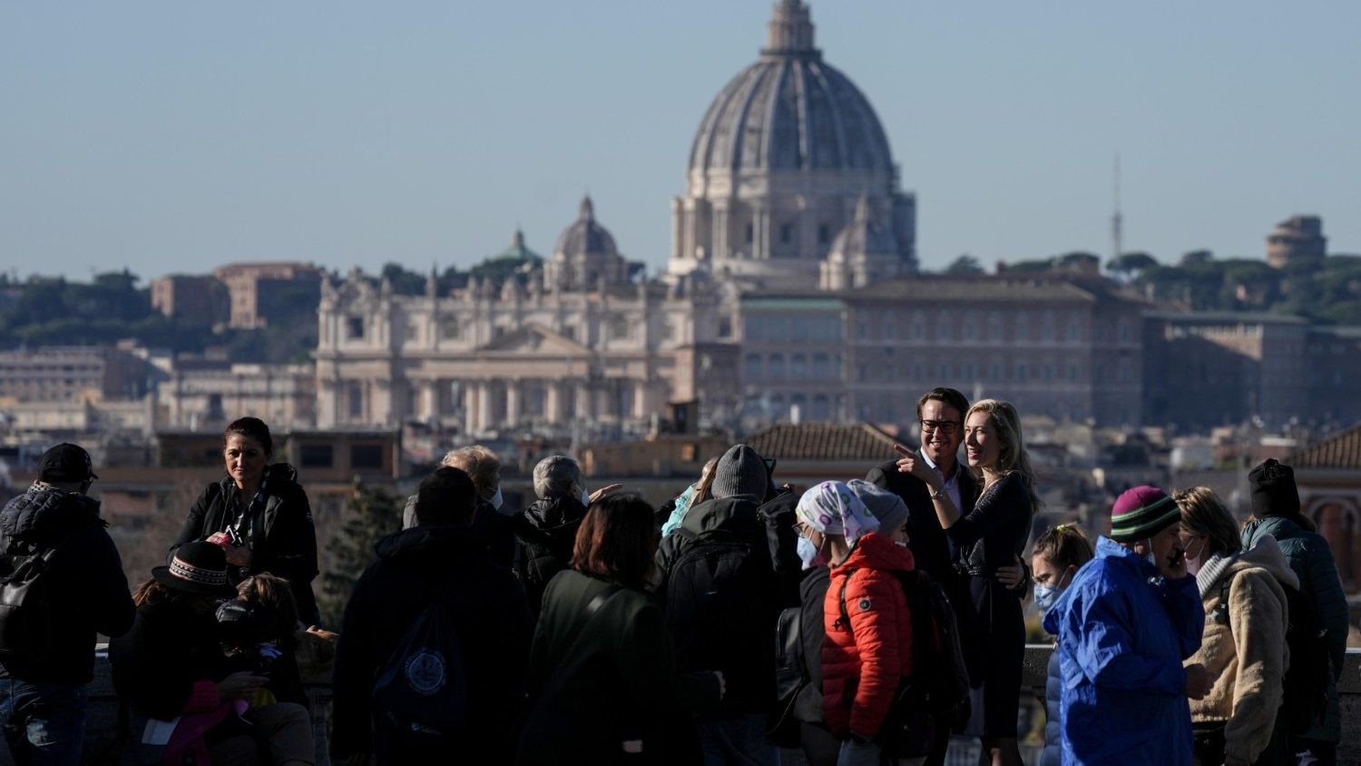 Uno scorcio di Roma con la cupola della Basilica di San Pietro