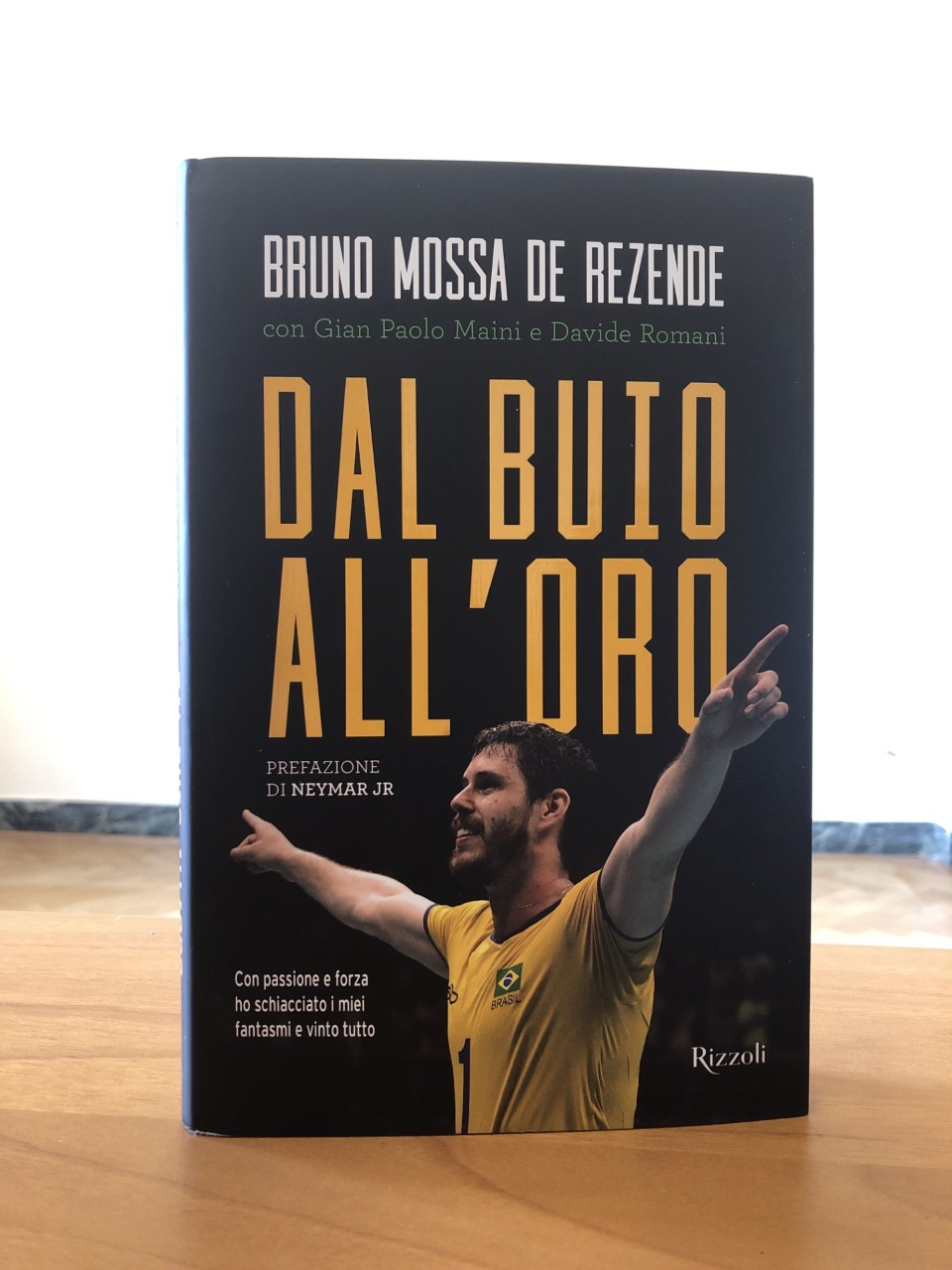 Copertina del libro "Dal buio all'oro" di Bruno Mossa de Rezende