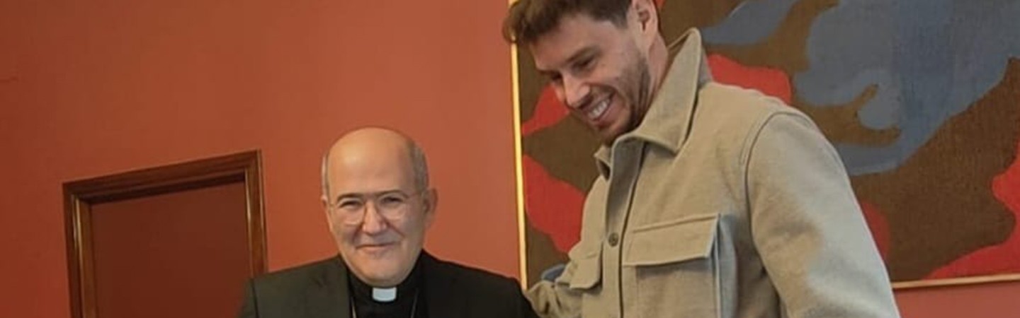 Il pallavolista brasiliano Bruno Mossa de Rezende con S.E. il Cardinale José Tolentino de Mendonça