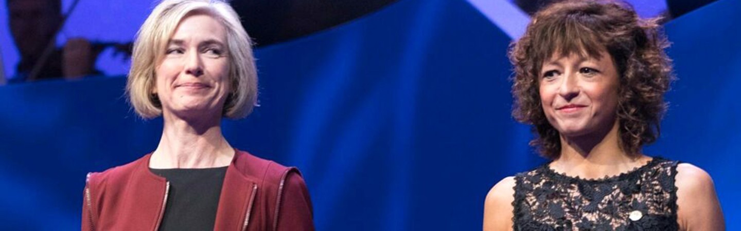 Jennifer Doudna ed Emmanuelle Charpentier in occasione della cerimonia per l’assegnazione del Nobel per la chimica