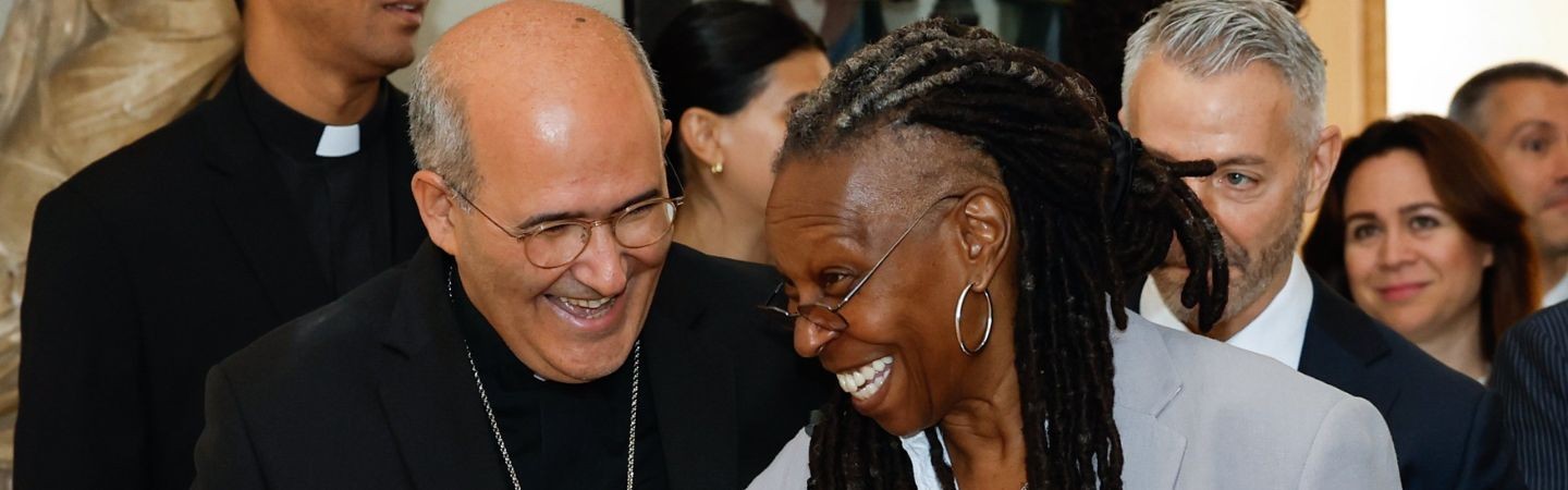 L'attrice e comica statunitense Whoopi Goldberg condivide una risata con il cardinale José Tolentino de Mendonça, prefetto del Dicastero per la Cultura e l'Educazione, dopo aver incontrato Papa Francesco in Vaticano il 14 giugno 2024