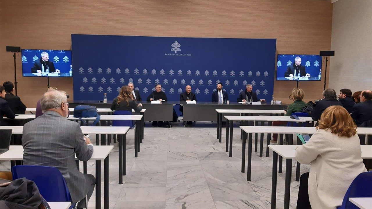 La-conferenza-in-Sala-Stampa-Vaticana.jpeg