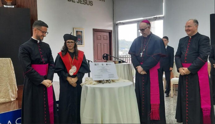 Universidad-Catolica-reconocimiento-canonico-696x403.jpg